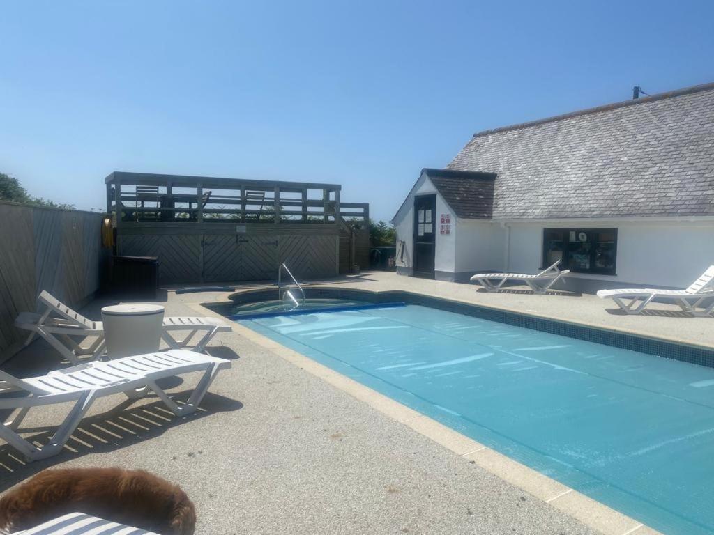 2 Bedroom Cottage Sleeps 4 With Hot-Tub, & Shared Pool Use Sennen Extérieur photo