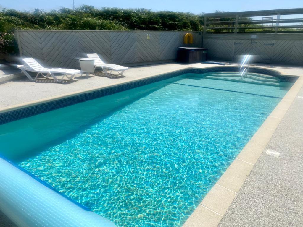 2 Bedroom Cottage Sleeps 4 With Hot-Tub, & Shared Pool Use Sennen Extérieur photo